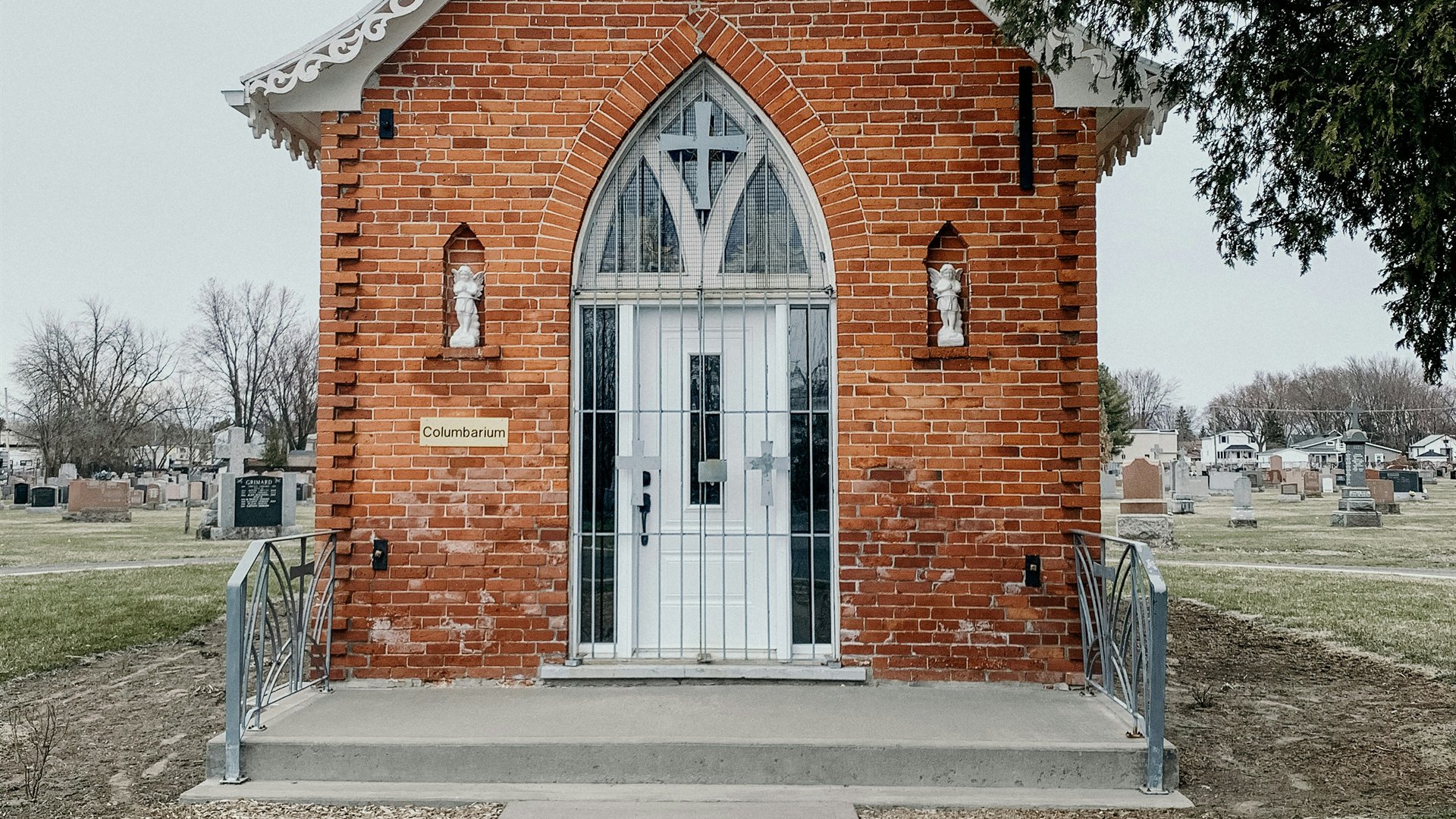 정돈된 추모 공간을 상징하는 장면